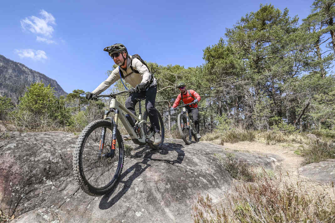 Light e-MTB with a handling advantage or a power bike without range anxiety? At the EMTB Trailcamp, we test both options extensively off-road with our readers.