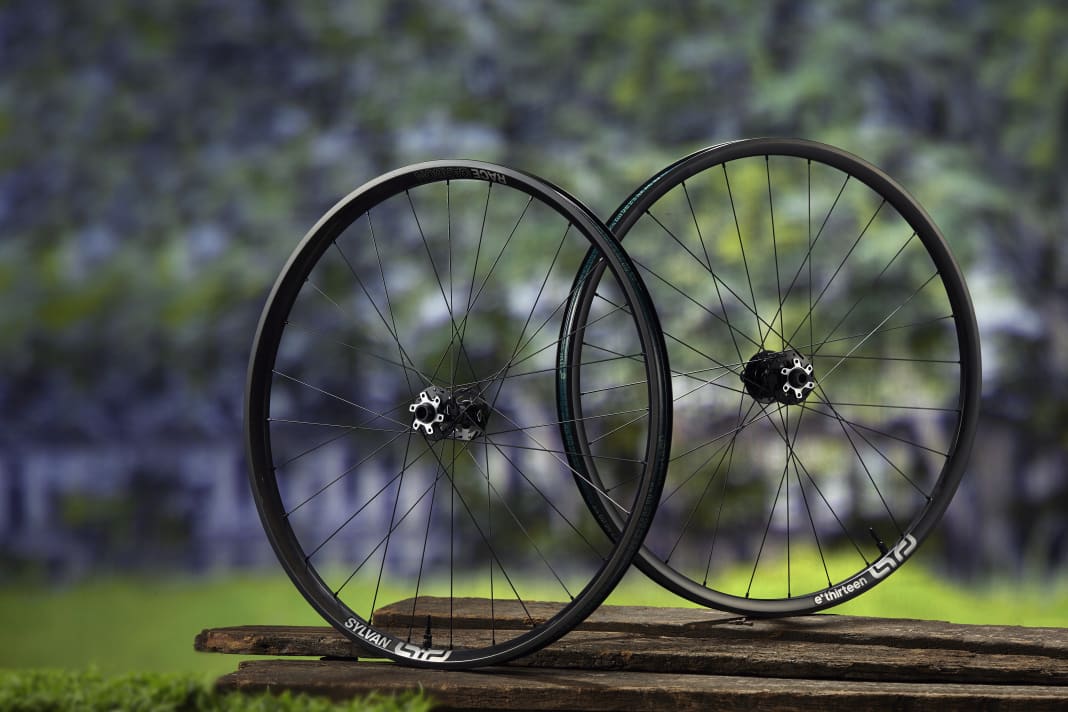 The E-Thirteen Sylvan wheels stand out thanks to their asymmetrical rim profile, which ensures stability on your all-mountain tours.