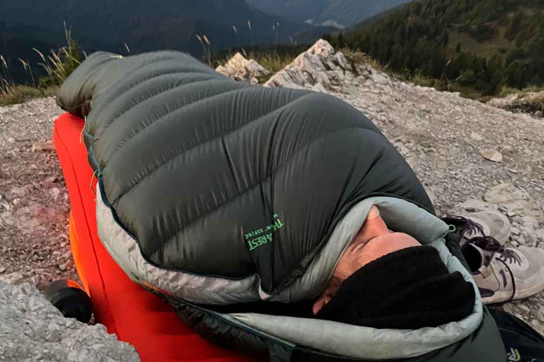 The Therm-a-Rest Hyperion 0C UL in action. Price: 525 euros, weight: 506 grams including the stuff sack. For mild summer nights, a sleeping bag with less insulation will do just fine.