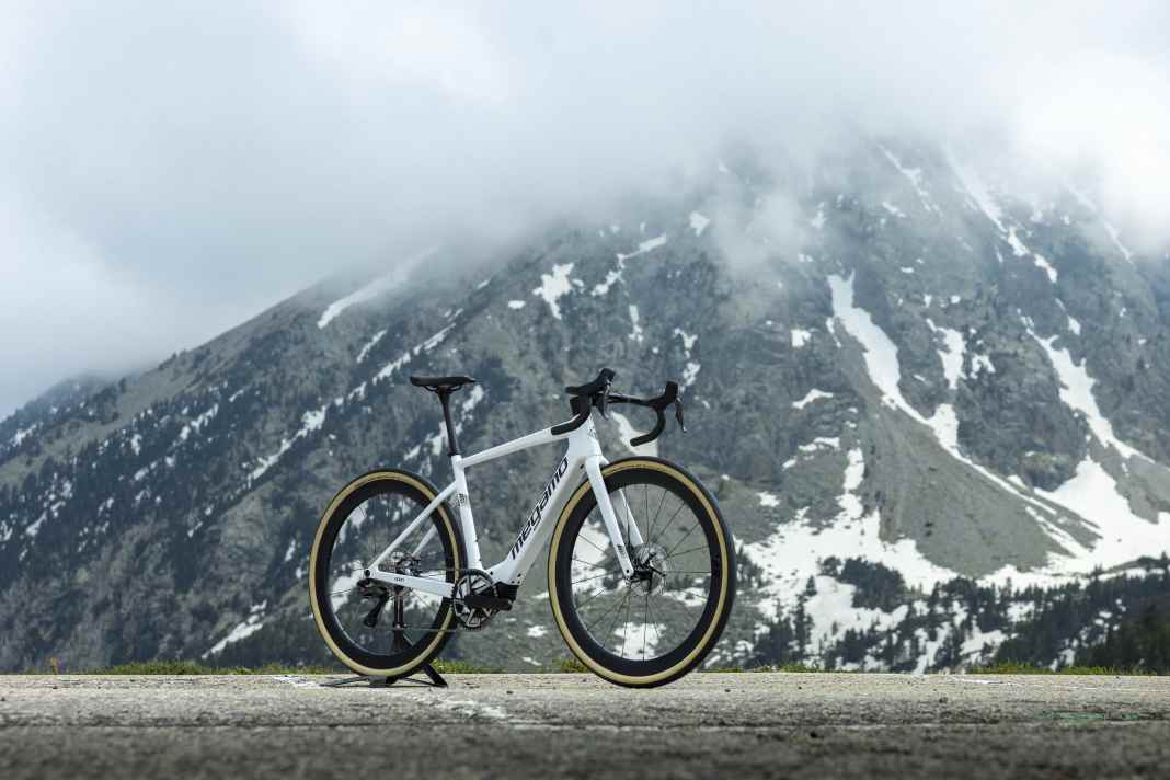 Das Megamo Upon ist ein sportliches Rennrad - mit starkem E-Motor.
