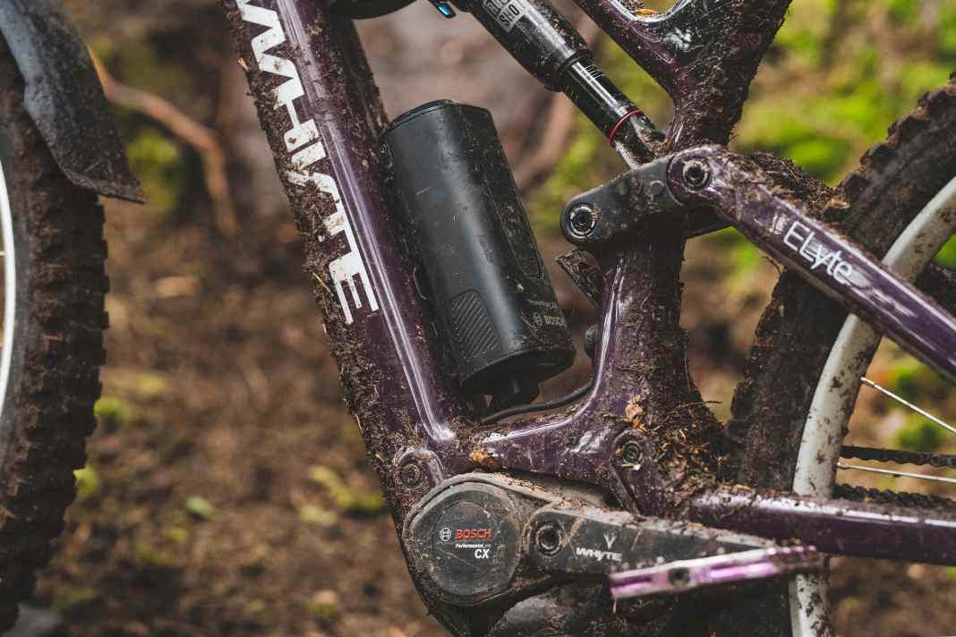 Mit 250 Wh liefert der Bosch PowerMore deutlich mehr Zusatzenergie als viele Konkurrenzlösungen. Gerade Light-E-MTBs profitieren: Aus einem 400-Wh-Hauptakku wird ein reichweitenstarkes Bike mit insgesamt 650 Wh Akkukapazität.