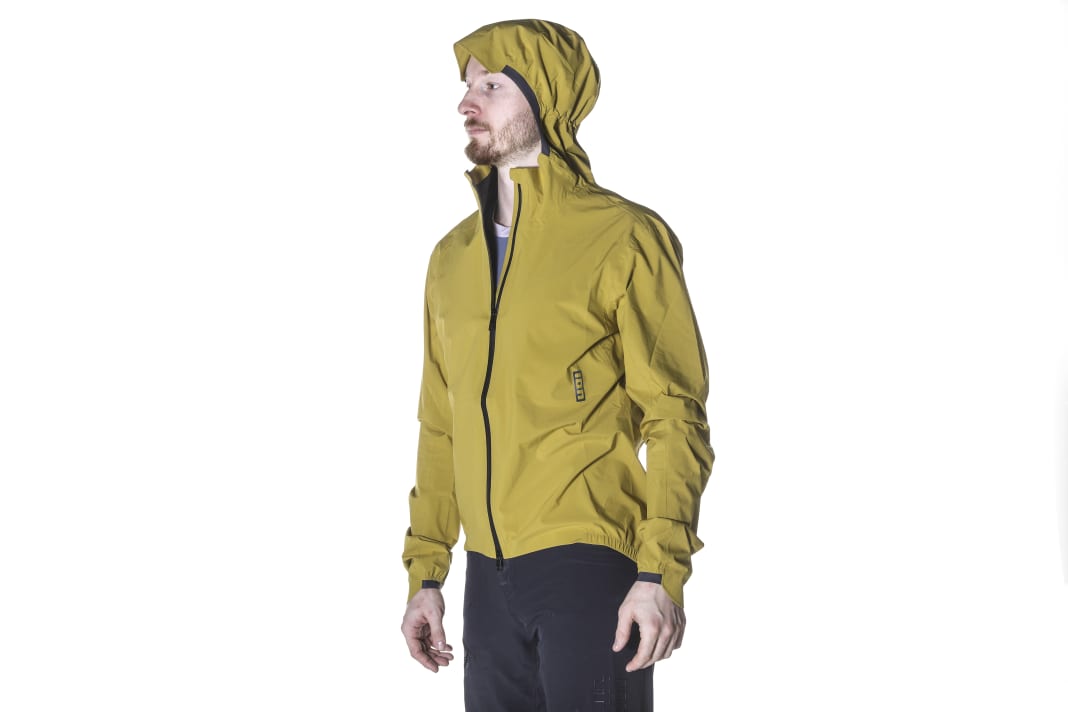 The Ion Shelter Lite 2.5L is a lightweight rain jacket and thus offers a little more protection than most of the other jackets in the test