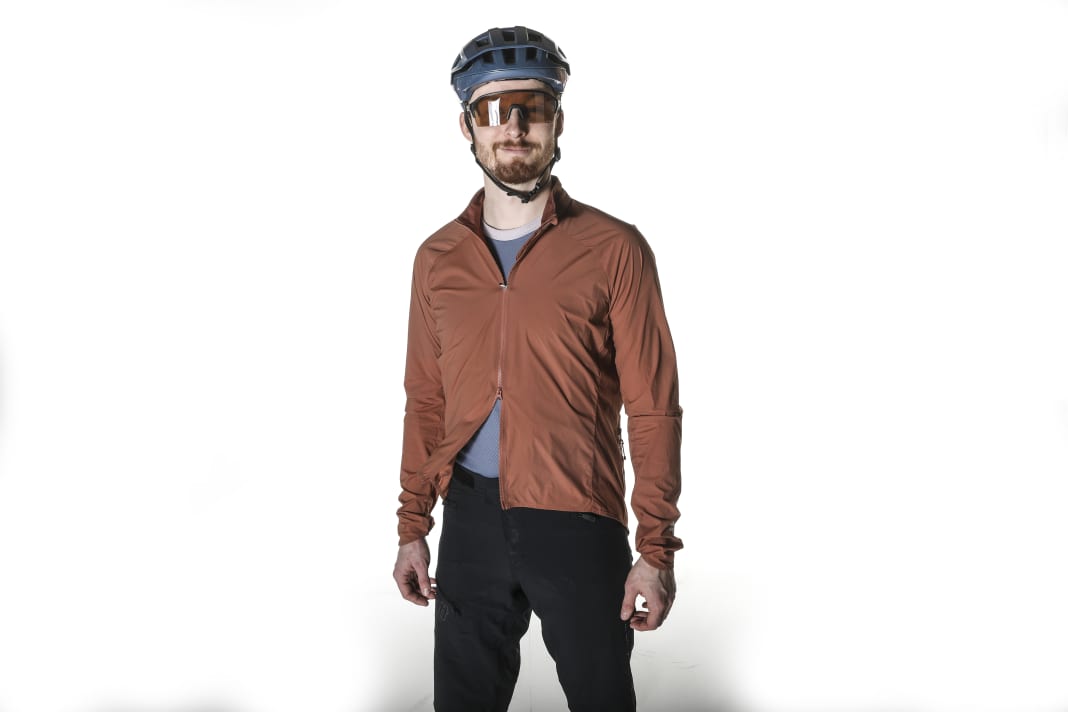 With the Pure Lite Splash Jacket, the Swedes have a very light wind jacket for racing in their programme