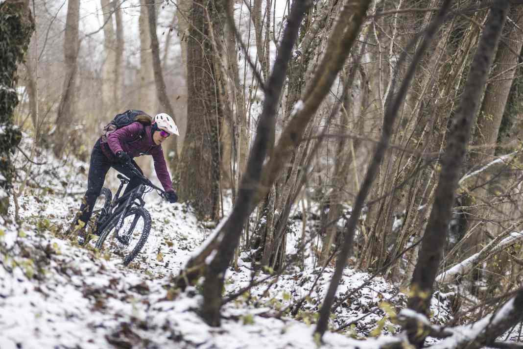 Biking in winter? An absolute pleasure with the right outfit. But everyone feels the cold differently. Nevertheless, we can recommend these eleven items to every winter biker