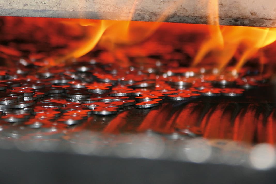 Things get hot here, and the romance is only visual: the chain - here the "eights" - is hardened at a whopping 900 degrees. A very special coating is added later.