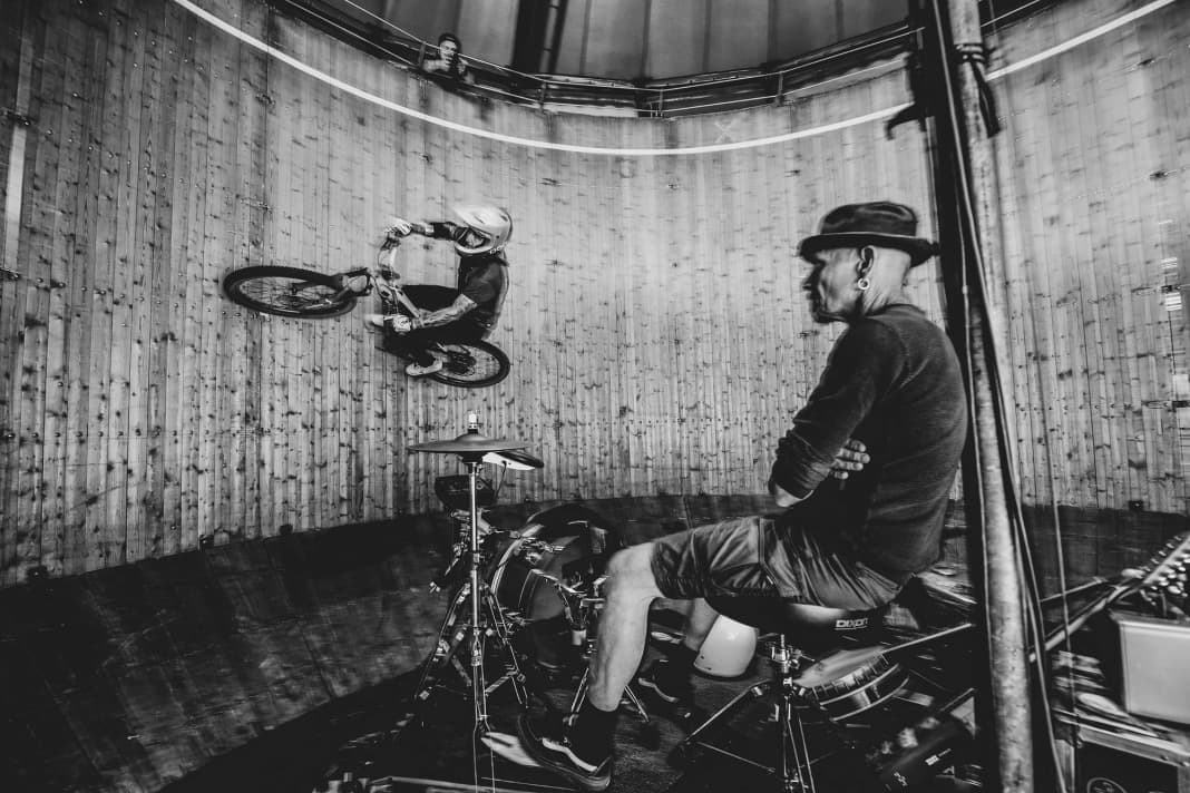 Richard Gasperotti has to reach 35 km/h to ensure that the centrifugal force keeps him in the Wall of Death.