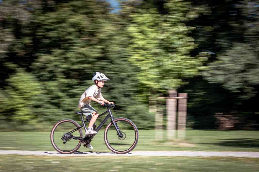 Zur Schule, zum Sport, zu Freunden - das Woom Explore e 5 mit Nabenmotor will Kindern ab 7 Jahren auch weitere Strecken mit dem Rad ermöglichen