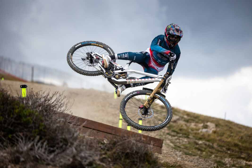 The spearhead of the high-pivot movement: Commencal Supreme DH with rider Amaury Pierron.