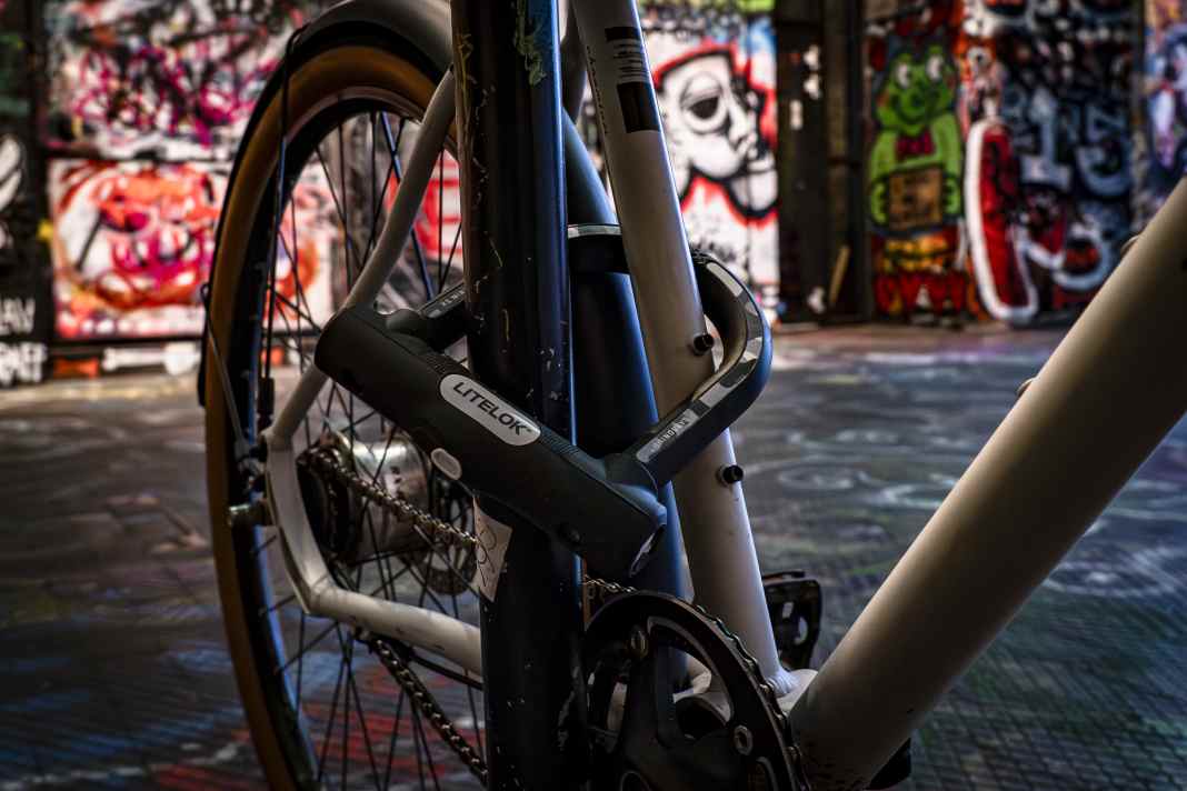 Un petit arrêt à la boulangerie - et le bon morceau disparaît. Pas le croissant du petit-déjeuner, mais ton vélo. Avec le Litelok X1 Mini compact, cela ne serait certainement pas arrivé.