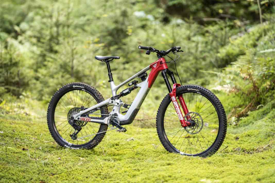 Mit schlanker Silhouette und knalliger Lackierung ist das YT Decoy SN Core 3 ein absoluter Hingucker. Aber kann das Fazua-Bike auch im Gelände überzeugen?