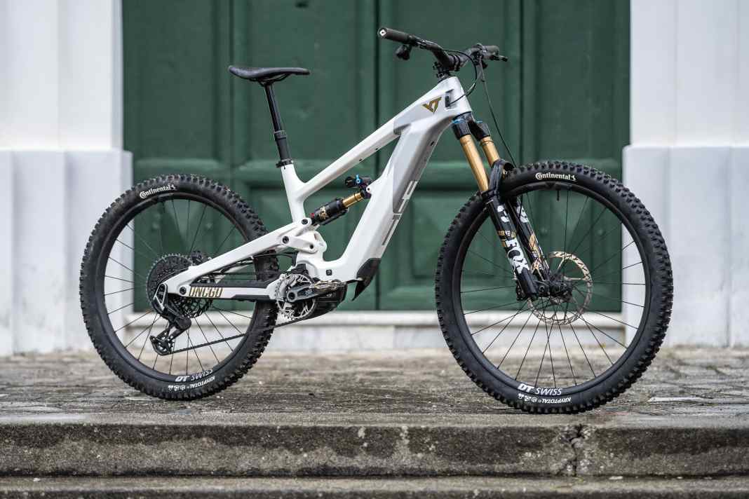 YT Decoy MX Core 4 // Bosch CX // 800 Wh // 180/170 mm // 29/27.5 inches // 23.4 kg // 8999 euros