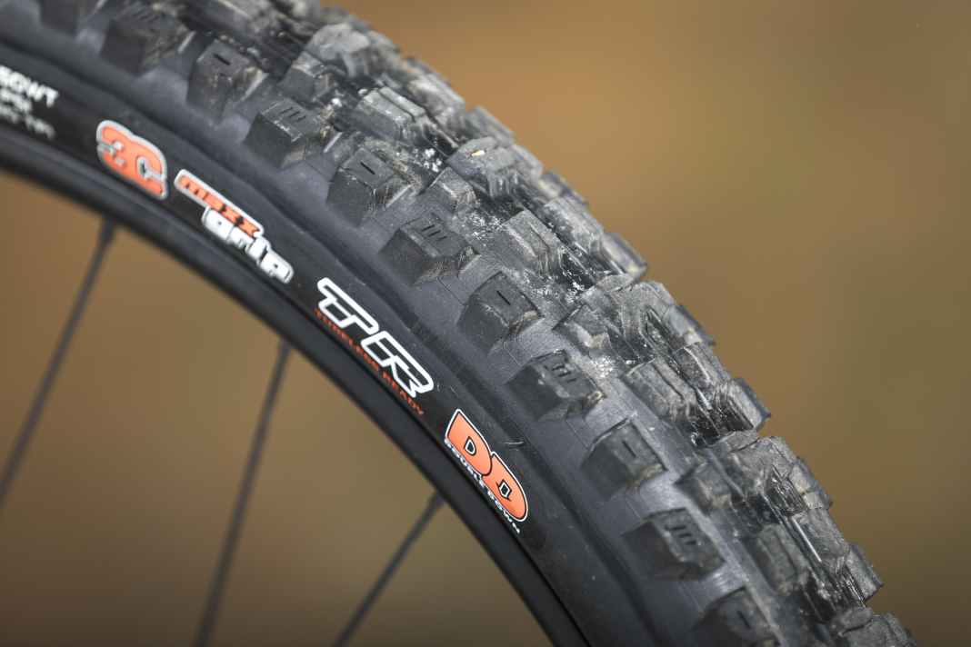 TOP: Aus diesem Stoff sind Enduro-Träume:  YT spendiert dem Decoy Maxxis-Reifen mit stabiler DD-Karkasse und vorne zusätzlich das weiche Maxxgrip-Gummi. Das schaffen viele Hersteller selbst bei Highend-Bikes nicht! Auch die Reifen von Rockrider (Eigenmarke) konnten mit reichlich Traktion überzeugen.