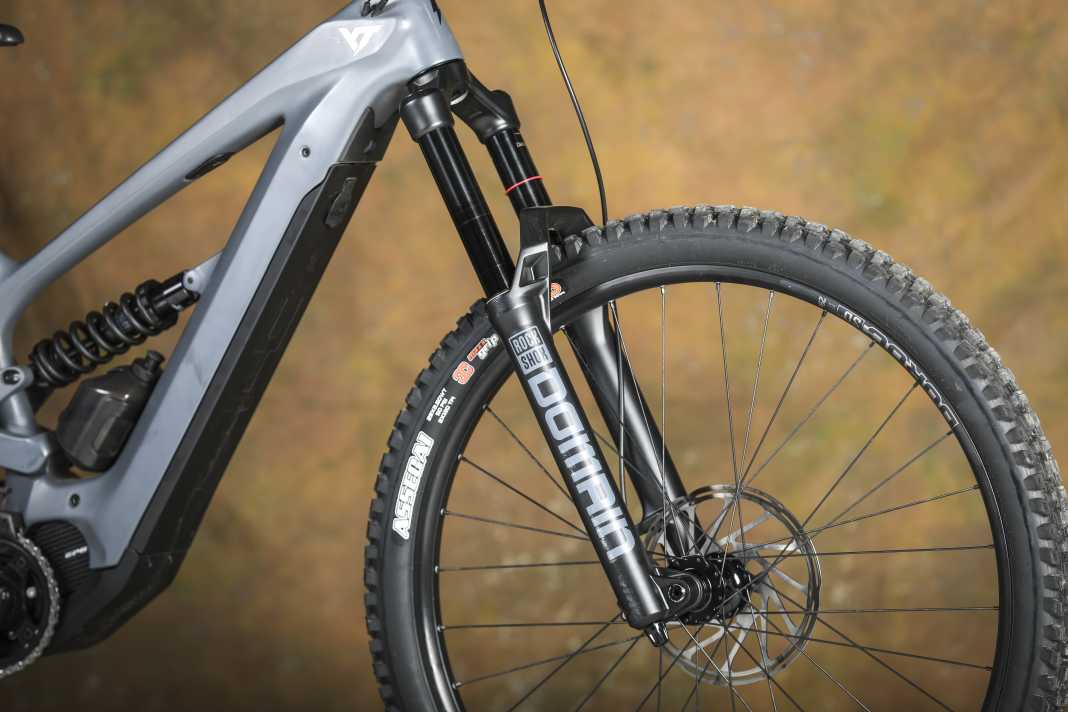 Eine Bank an günstigen Enduros: Die Rockshox Domain mit dicken 38er-Standrohren.