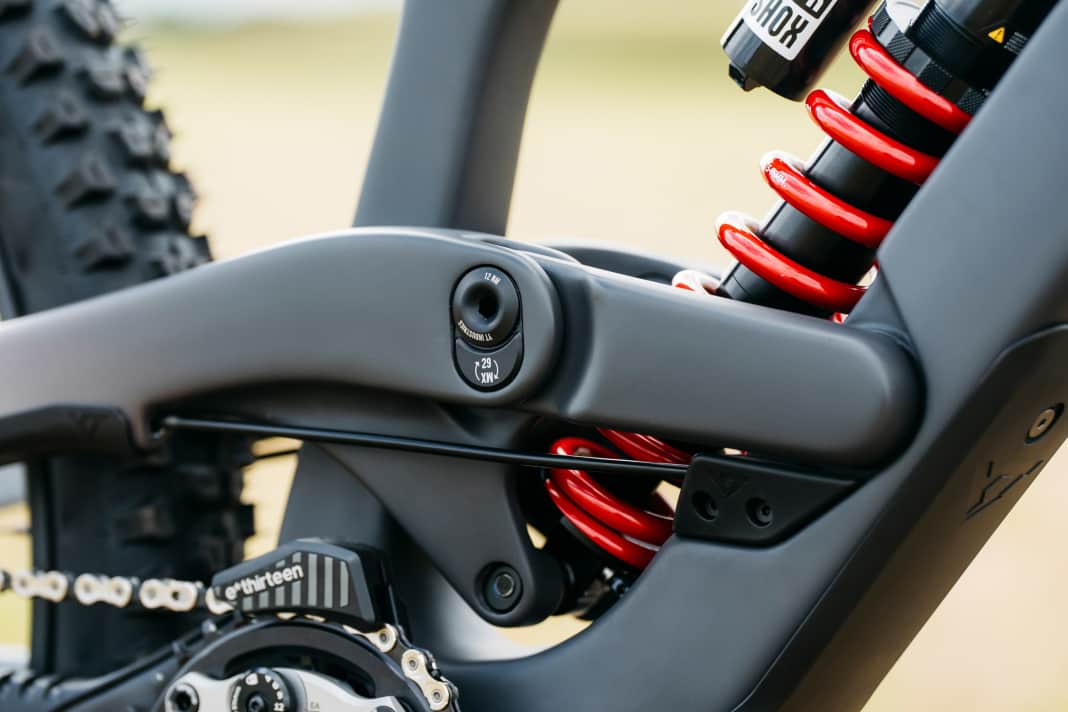 Uncompromisingly designed for performance: Rock Shox Vivid Ultimate with steel spring is no lightweight.