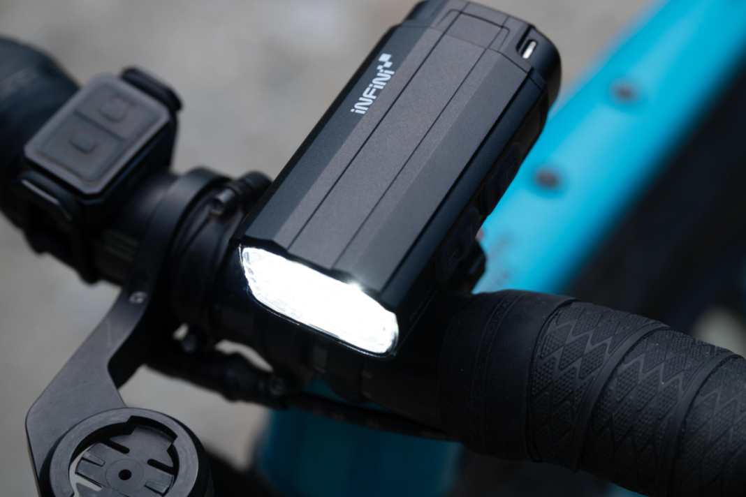 With a maximum light output of 1,200 lumens in daytime flash mode, the Infini Glaux front headlamp ensures you’re impossible to miss in daylight.