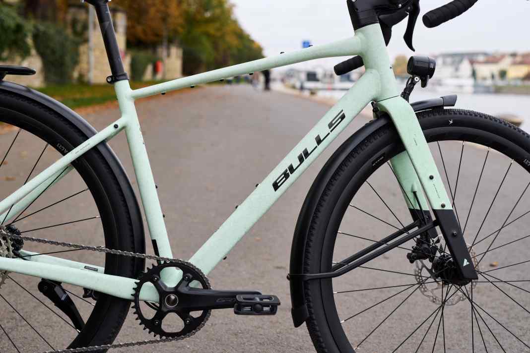 Bulls has had the Daily Grinder gravel bike in its range since 2016. Now the classic bike has been given a new aluminium frame with many mounting points and a Garbon fork.