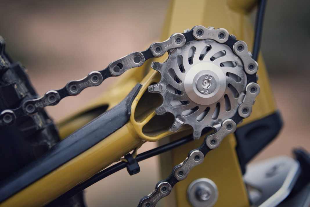 A pulley transfers the forces between the first and second chain on the Zoceli Vysoko high-pivot freerider.