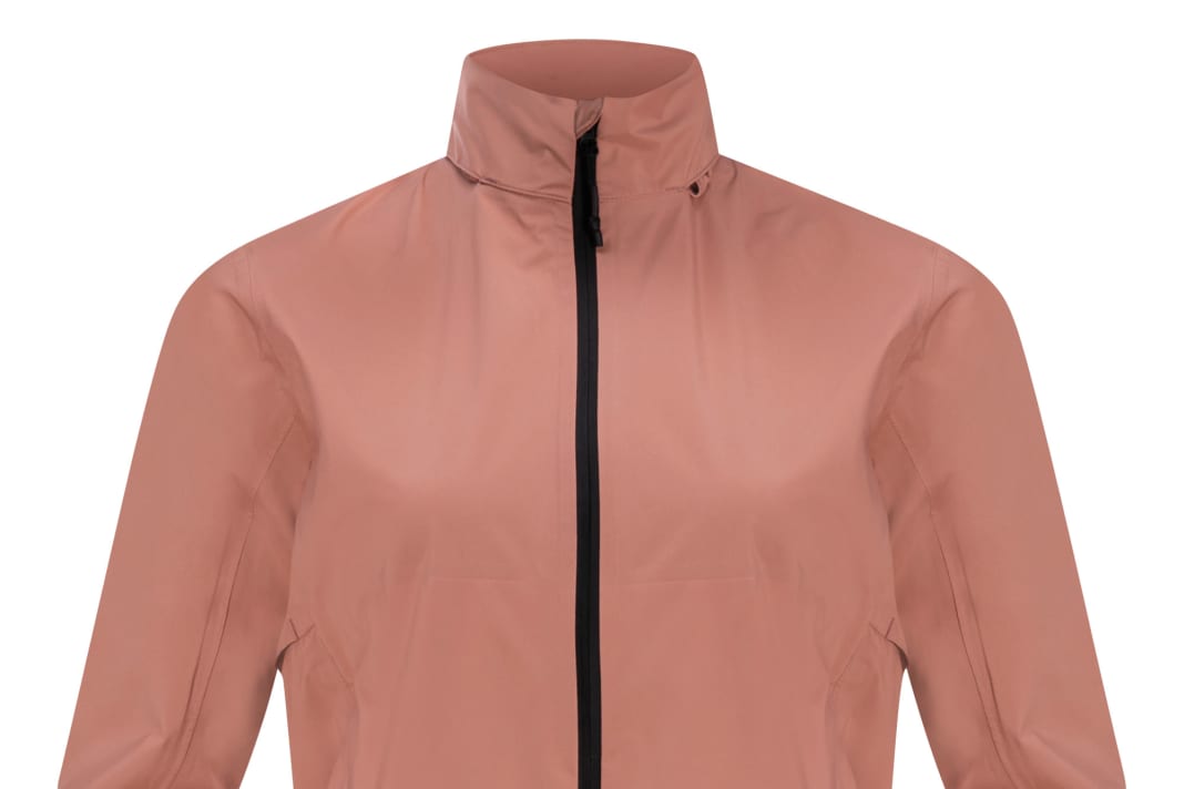 Viele durchdachte, fahrradspezifische Details lassen sich an der Jacke finden, z. B. verlängerte Ärmelbündchen, praktisch platzierte Taschen, sowie ...