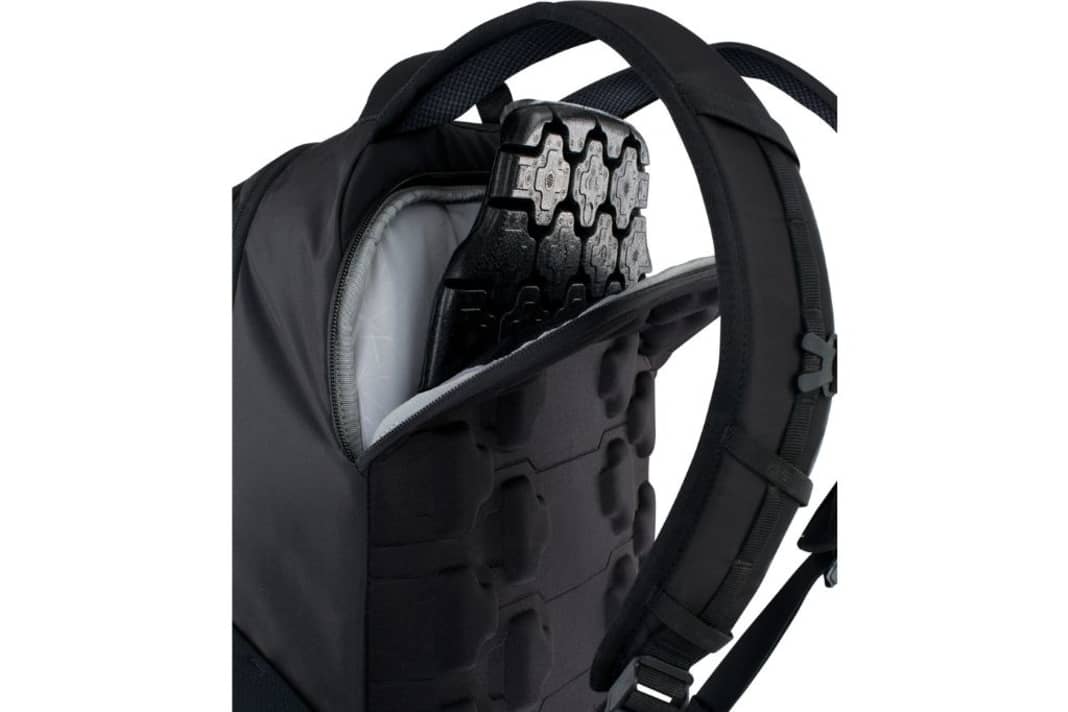 Auch im Evoc Commute Pro 22 sorgt ein Rückenprotektor für zusätzlichen Schutz im Stadtverkehr. Bei einem Sturz mit sichtbaren Schäden wird er kostenlos ausgetauscht.