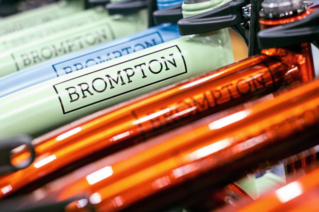 Während das Rahmendesign bei Brompton seit den Anfängen wenig verändert wurde, gibt es immer wieder neue Farben. Bis zu acht pro Modell sind im Angebot.