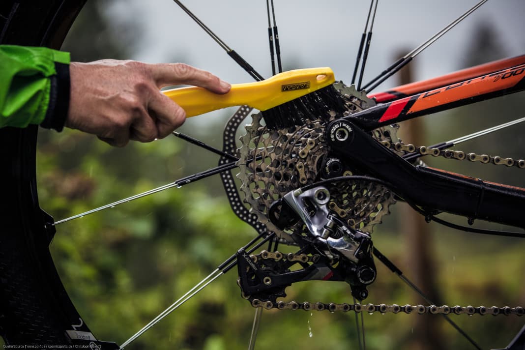 A lot of dirt collects between the sprockets. This should be removed regularly to ensure that the drive functions smoothly.