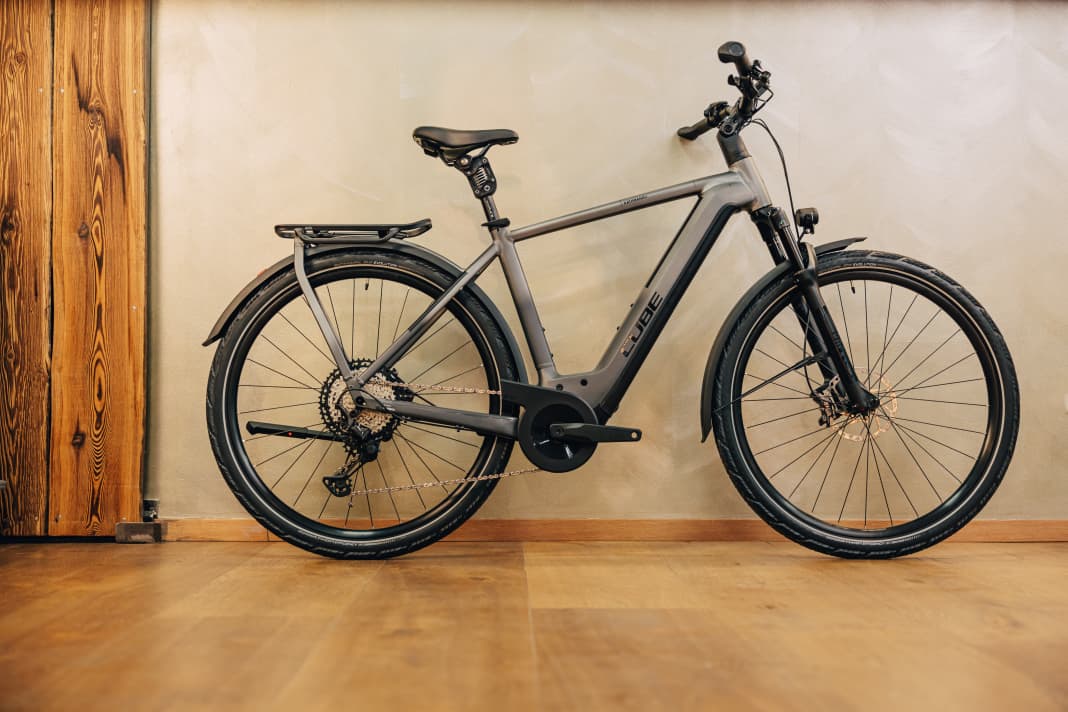 The Cube Kathmandu Hybrid SLT 750 is available in three frame shapes: As a men's version, ...