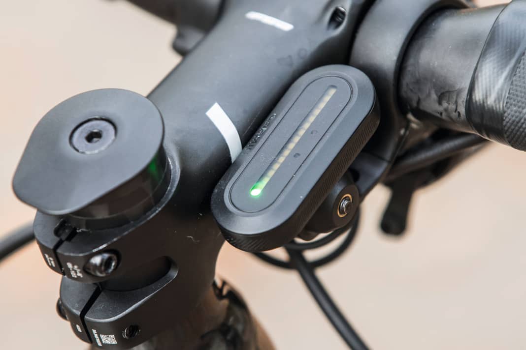 Lichtzeichen: Von hinten herannahende Fahrzeuge zeigt das Radar am Cannondale als bewegliche LED-Punkte auf dem Lenkerdisplay an.