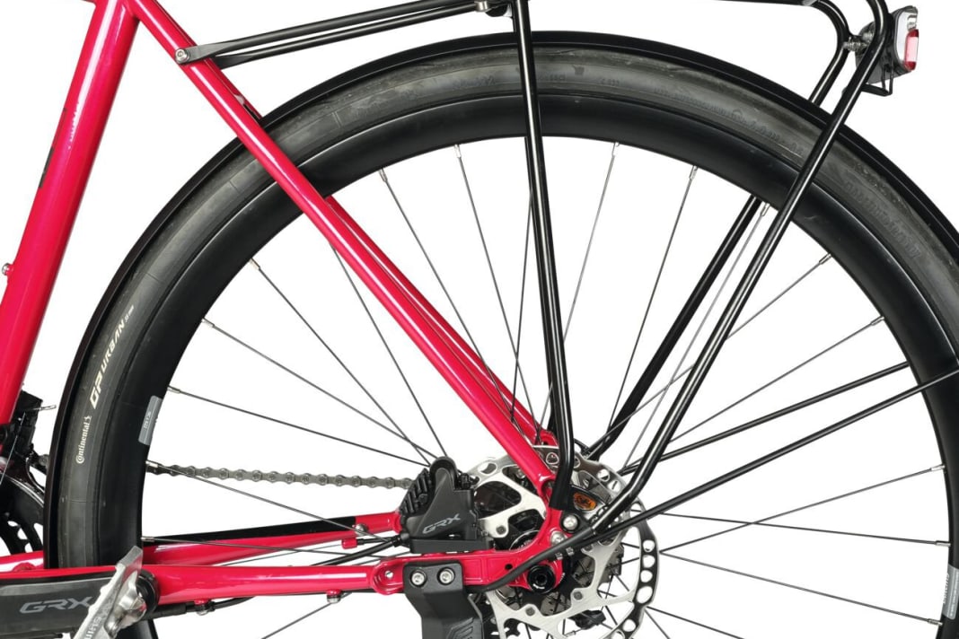 The Contouras luggage rack is positioned quite far back. As a result, it wobbles even under relatively light loads. You can feel it when steering.
