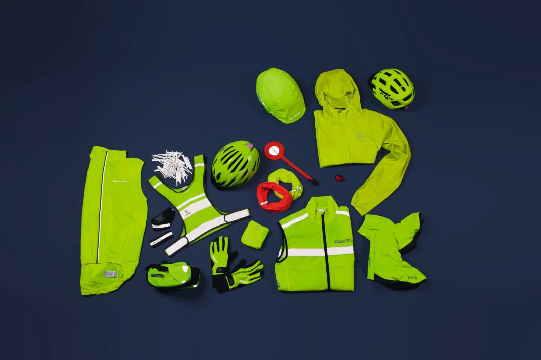 Makes cycling safer in winter: high visibility clothing.