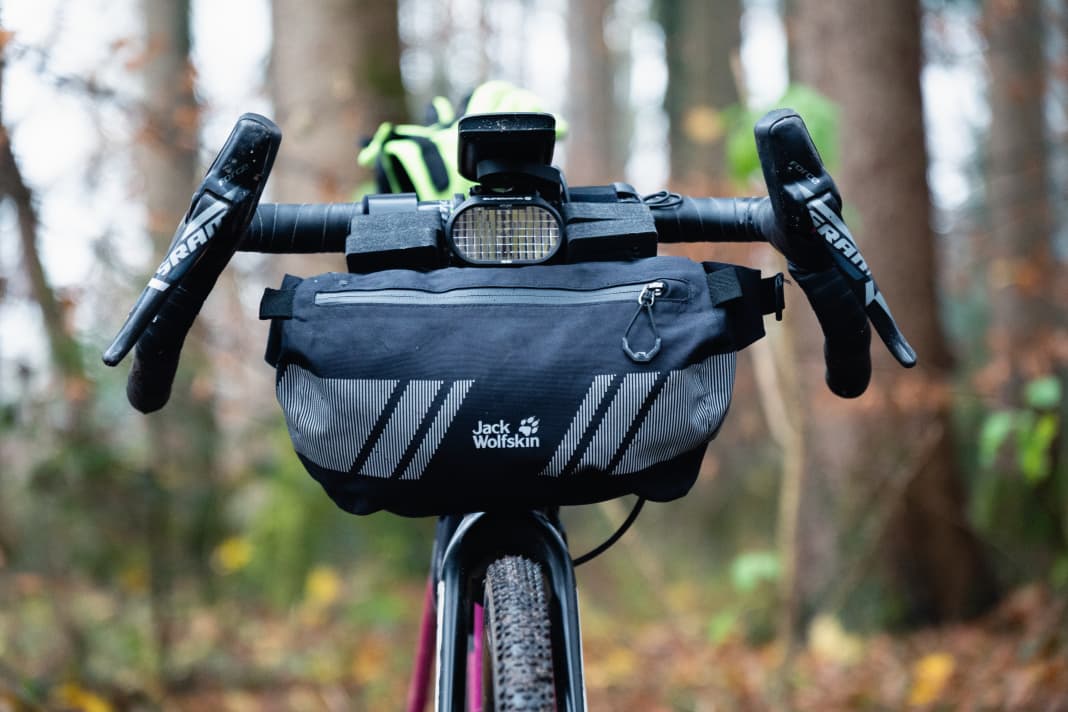 La sacoche de guidon 2 en 1 sur le vélo