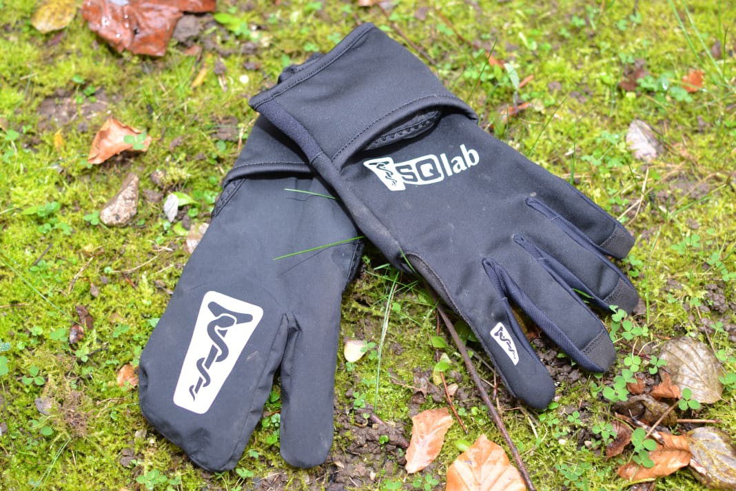 The SQ-Gloves One10 wear very well in the right fit (size + slim or wide) and keep you quite warm, as you would expect from MTB gloves in winter. 