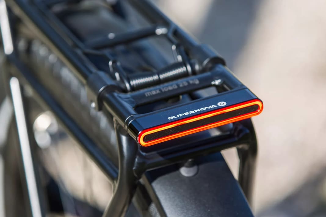A rear light with brake light function integrated into the pannier rack.