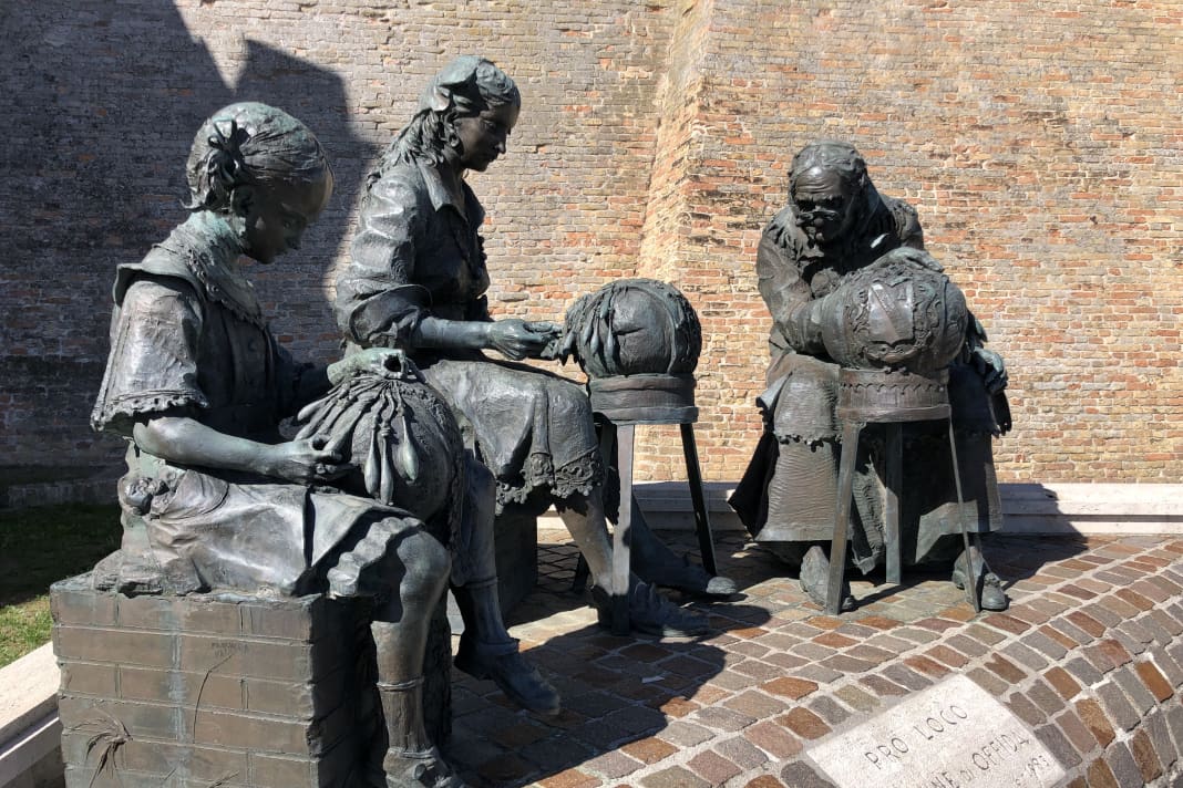 Das Denkmal der Spitzenmacherinnen in Offida