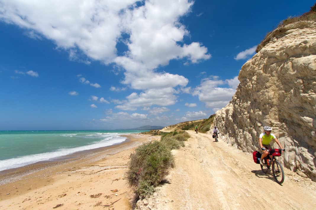 The rough but marvellous coastal path from Ribera to Secca Grande can hardly be found on any map.