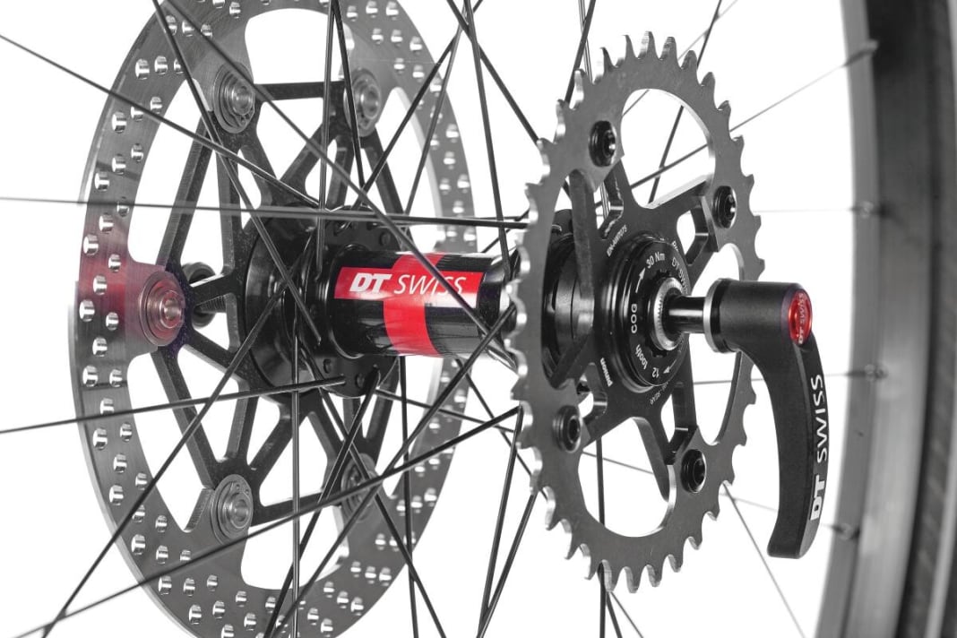 The extra-wide rear wheel hub features a stable thru axle, a floating brake disc and a huge stainless steel sprocket.