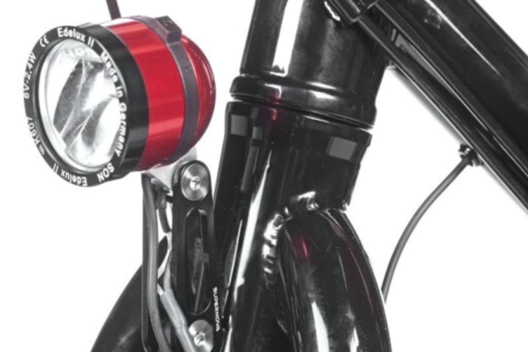 A forged cone on the fork crown provides a solid connection between the steerer tube and fork legs.