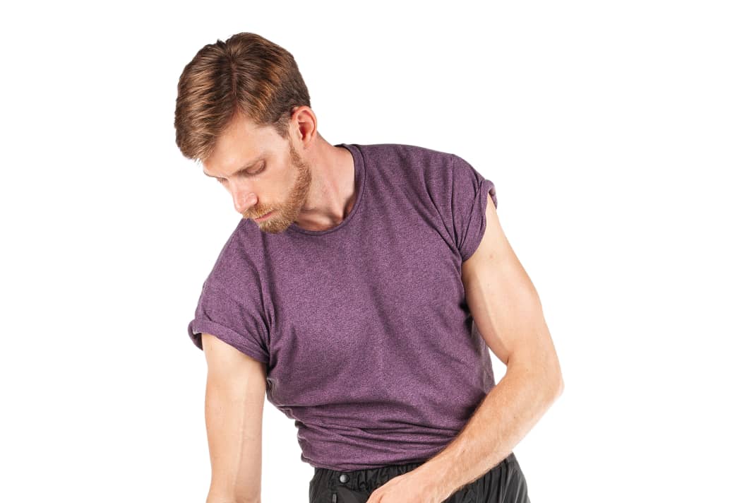 Vaude Fluid Full-Zip, 450 Gramm
Besonderheiten: teilbarer Reißverschluss, verstellbare Beinweite, Netzfutter, Reflexprint
Fazit: Vaudes eher voluminös zu verpackende Hose überzeugt mit einem durchgehenden Reißverschluss, der das Anziehen erleichtert. Sie ist weit und wenig radspezifisch geschnitten, aber am Unterschenkel per Klett anzupassen. Vielleicht zu viel Hose für den Stadtverkehr, aber sicher ein Tipp für Radurlauber in nassen Gegenden.