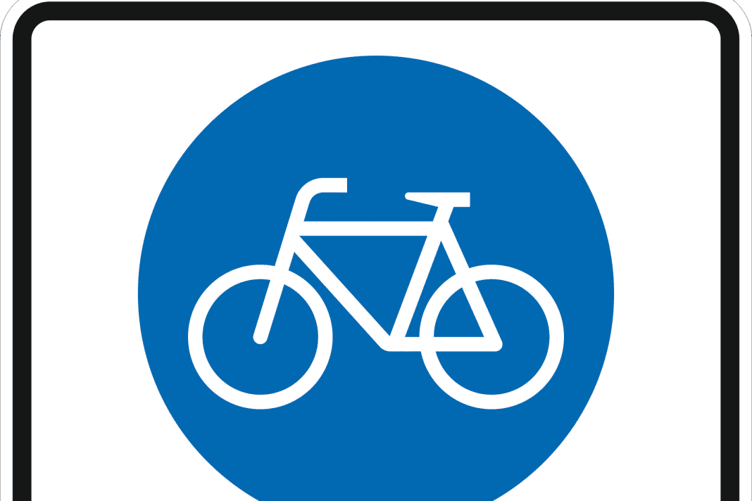 Cycling zone - cyclists have priority here
With the new traffic sign "bicycle zone" it is possible to set up larger areas according to the rules for bicycle lanes. Cyclists have priority here and motorists are obliged to drive behind them. Permitted speed for cars: maximum 30 km/h