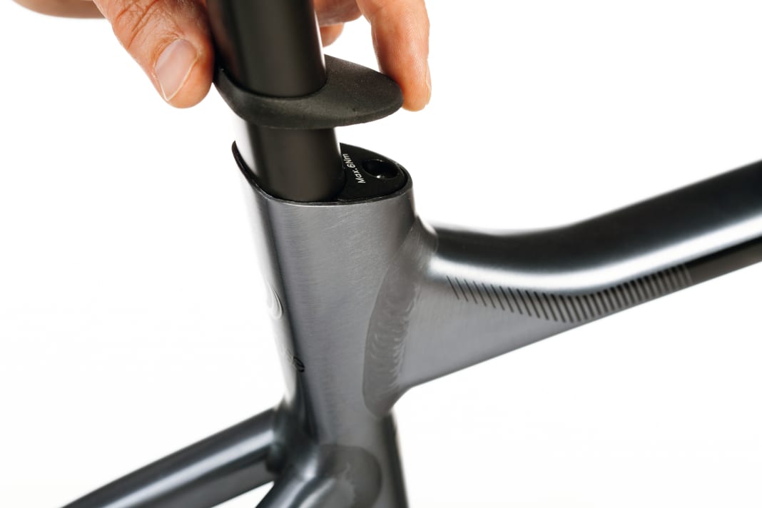 The carbon seatpost of the Giant flexes noticeably comfortably. The clamp is concealed and integrated into the seat tube.