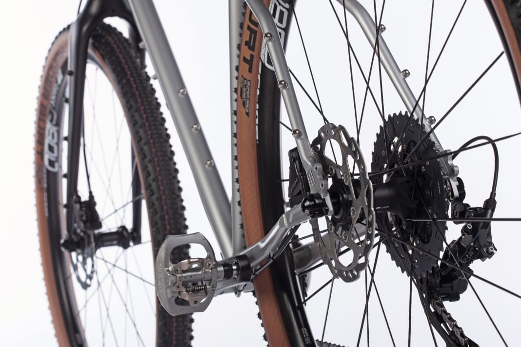 The steel frame and aluminium fork of the 8bar offer space for a total of nine bottle cages or five Anything Cages.