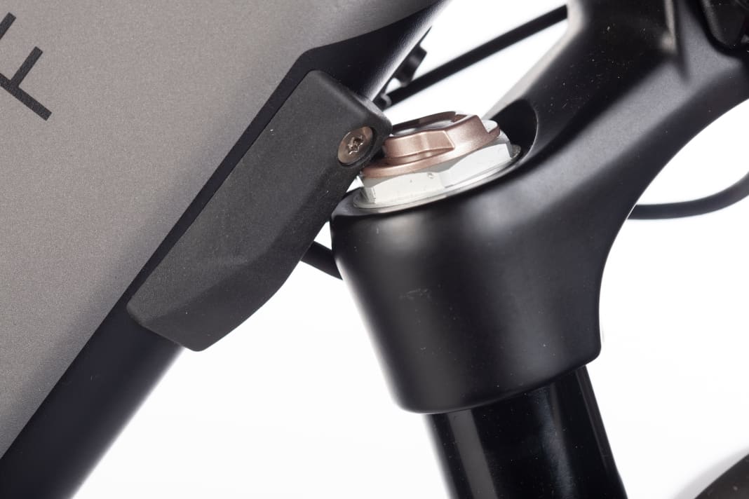 When the front wheel is turned 90°, the fork on the Kalkhoff touches the entry of the shift cable and brake hose into the down tube. This can cause unnecessary damage in the event of a fall.