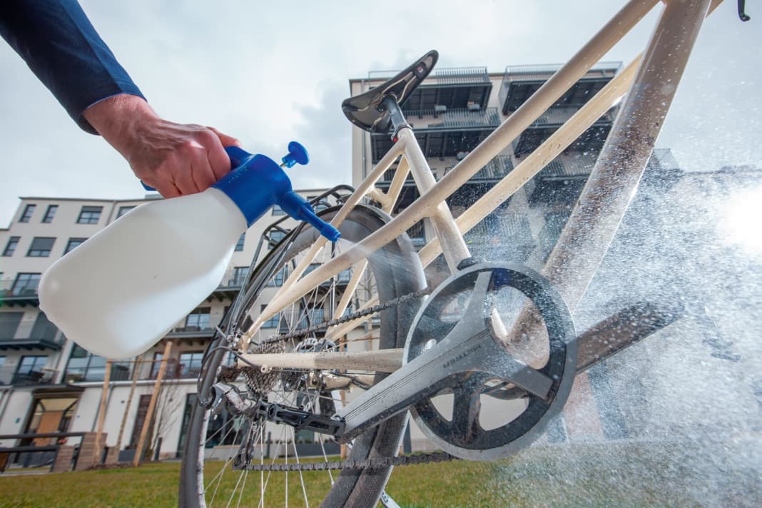 Wasser, marsch! Kein Schlauchanschluss, kein Eimer: Eine Drucksprühflasche aus dem Baumarkt ist wie ein kleiner Kärcher. Nur sanfter. Feuchten Sie das Rad gut an, bevor Sie Fahrradreiniger auftragen. Das löst Schmutzbeläge gründlich