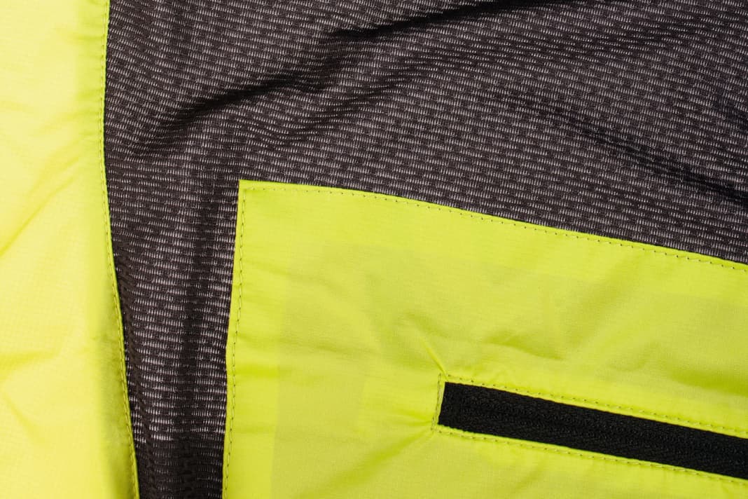 Mesh-Einsätze am Rücken, wie an der Löffler-WPM-Weste, sorgen für eine gute Entlüftung hinter der winddichten Membran.