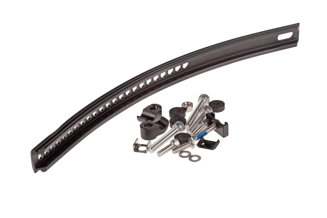 Die stabile Alu-Schiene von Racktime ist dreidimensional geformt. Sie fixiert strebenlose Träger zuverlässig und verwindungsarm.