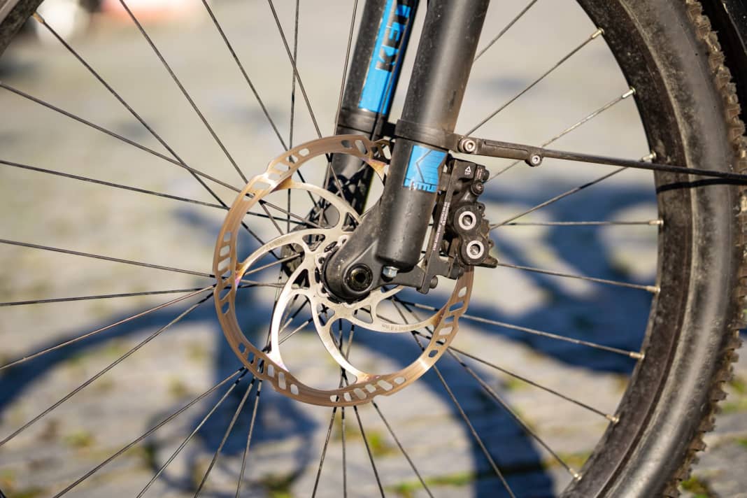 Sollte eigentlich Standard sein: Die nach­gerüstete Magura-Vierkolben-Bremsanlage  verzögert das Gespann mit Anhänger und Kind ordentlich und sicher. Die komplette Bremsanlage inklusive Scheiben gibt es ab 200 Euro