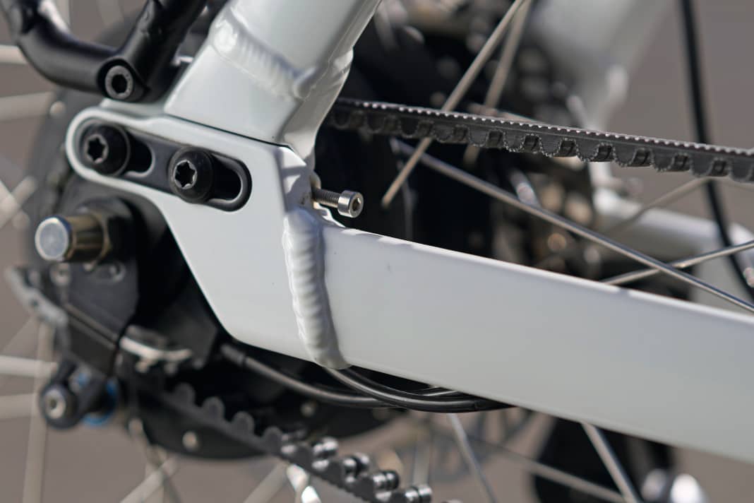 Charger3 dropout: Frame lock and carriage with adjustment screw for tensioning the carbon belt.
