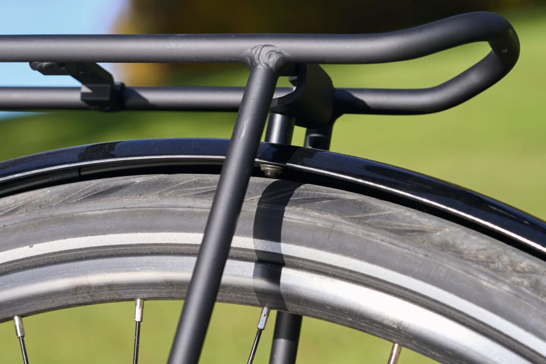 Die Halteschraube von Träger und Blech berührt beinahe den Reifen.