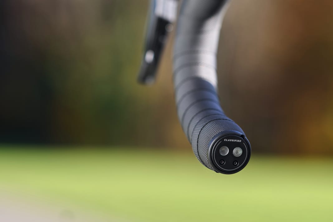 Der Shimano-Schalthebel steuert den Classified-Impuls­geber im Lenkerende an. Der funkt seine Befehle zur Nabe.