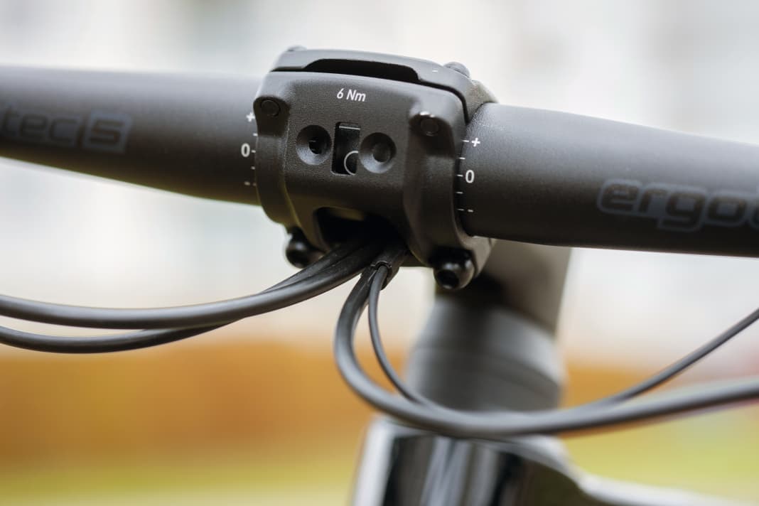 Elaborate and tidy: cable routing and cable entry
into the stem.