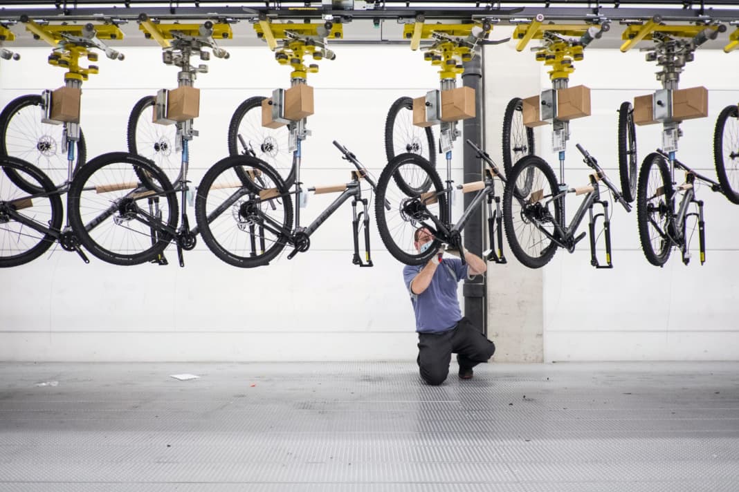 Am Fließband: In den Montagehallen laufen die Fahrrad-Rohbauten fast unaufhaltsam weiter.